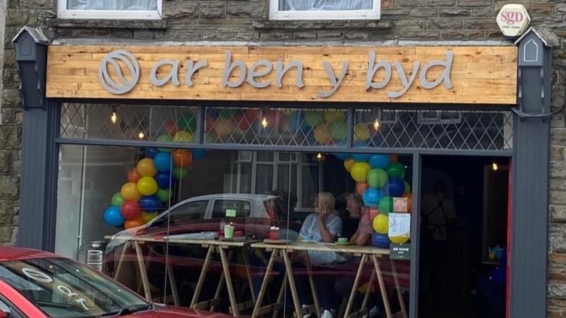 Ar Ben y Byd